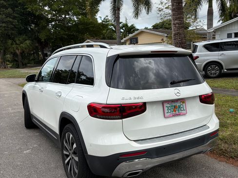 Used 2022 Mercedes-Benz GLB 250 250 Sport Utility 4D image 5