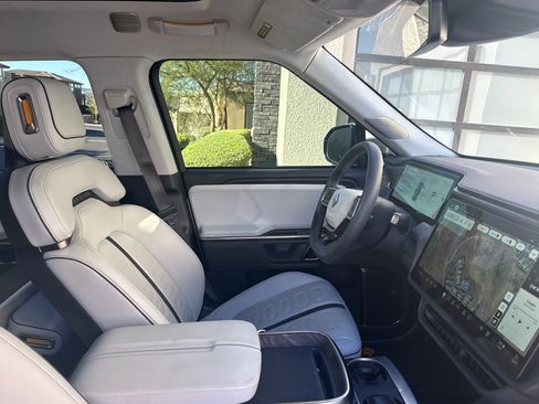 Used 2023 Rivian R1S Adventure image 4