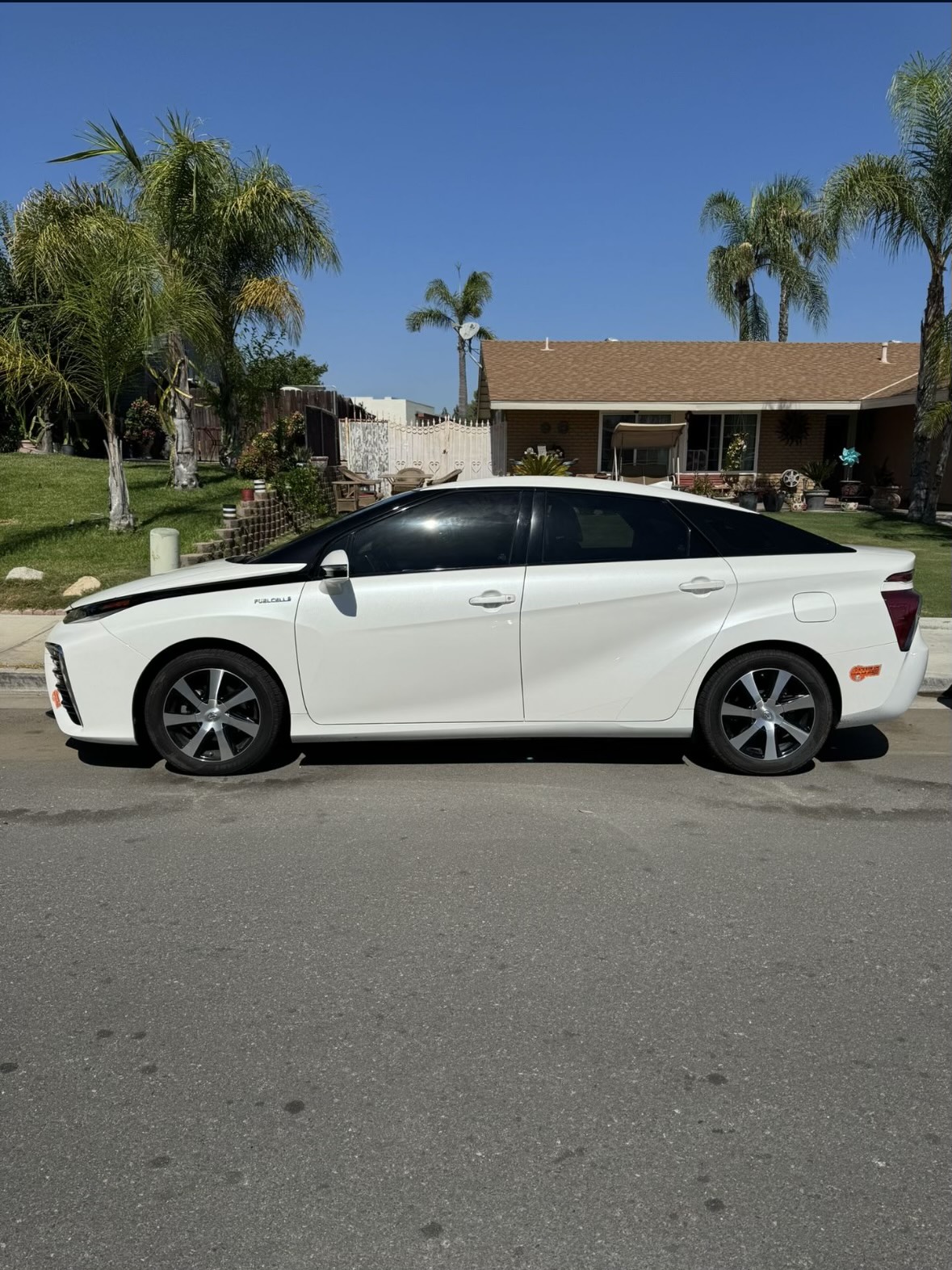Used 2018 Toyota Mirai FWD image 1