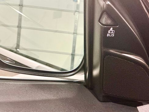 Used 2016 Volvo XC60 T6 R-Design Platinum w/ Climate Package image 25