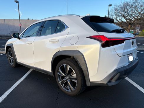 Used 2019 Lexus UX 200 w/ Premium Package image 10