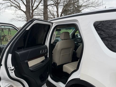 Used 2016 Ford Explorer Platinum image 15