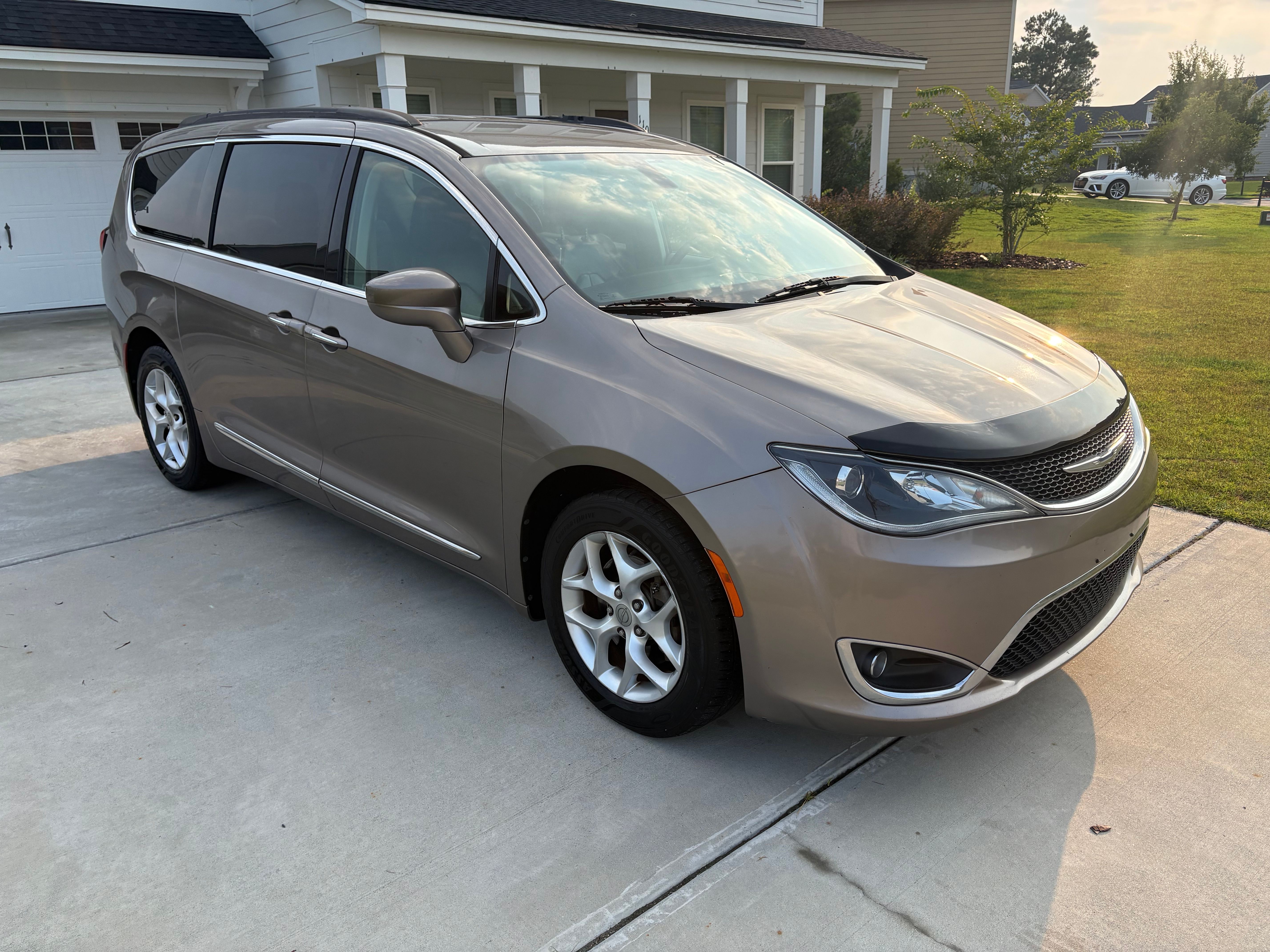 Used 2017 Chrysler Pacifica Touring-L w/ Tire & Wheel Group FWD image 4