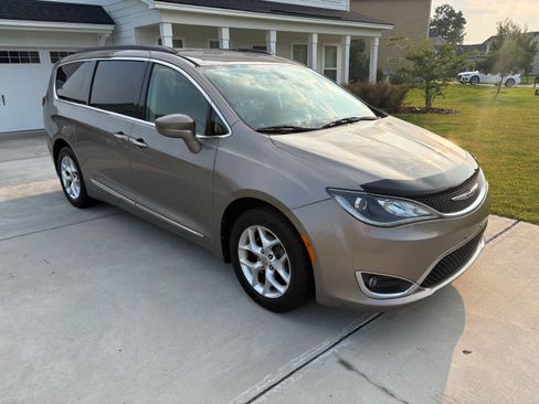 Used 2017 Chrysler Pacifica Touring-L w/ Tire & Wheel Group FWD image 4