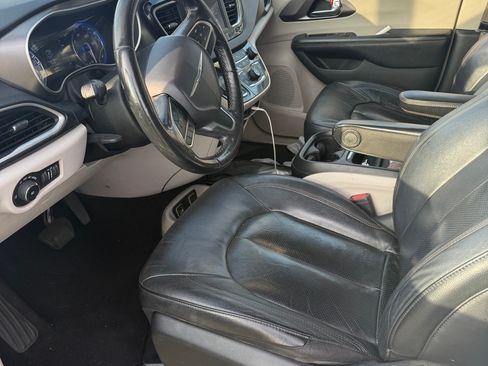 Used 2020 Chrysler Pacifica Touring-L image 8