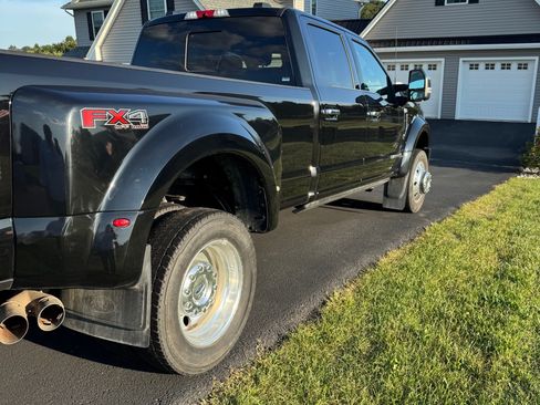 Used 2022 Ford F450 Platinum w/ FX4 Off-Road Package image 2