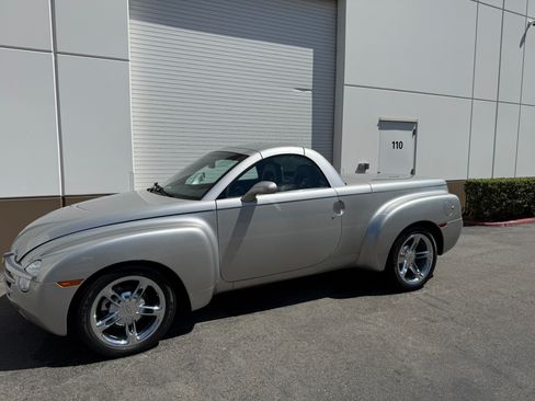 Used 2004 Chevrolet SSR w/ Preferred Equipment Group image 1