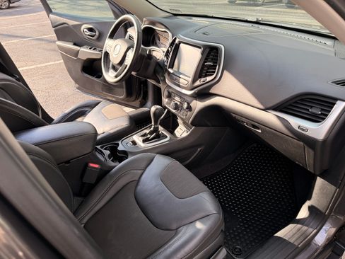 Used 2018 Jeep Cherokee Latitude Plus w/ Comfort/Convenience Group FWD image 13