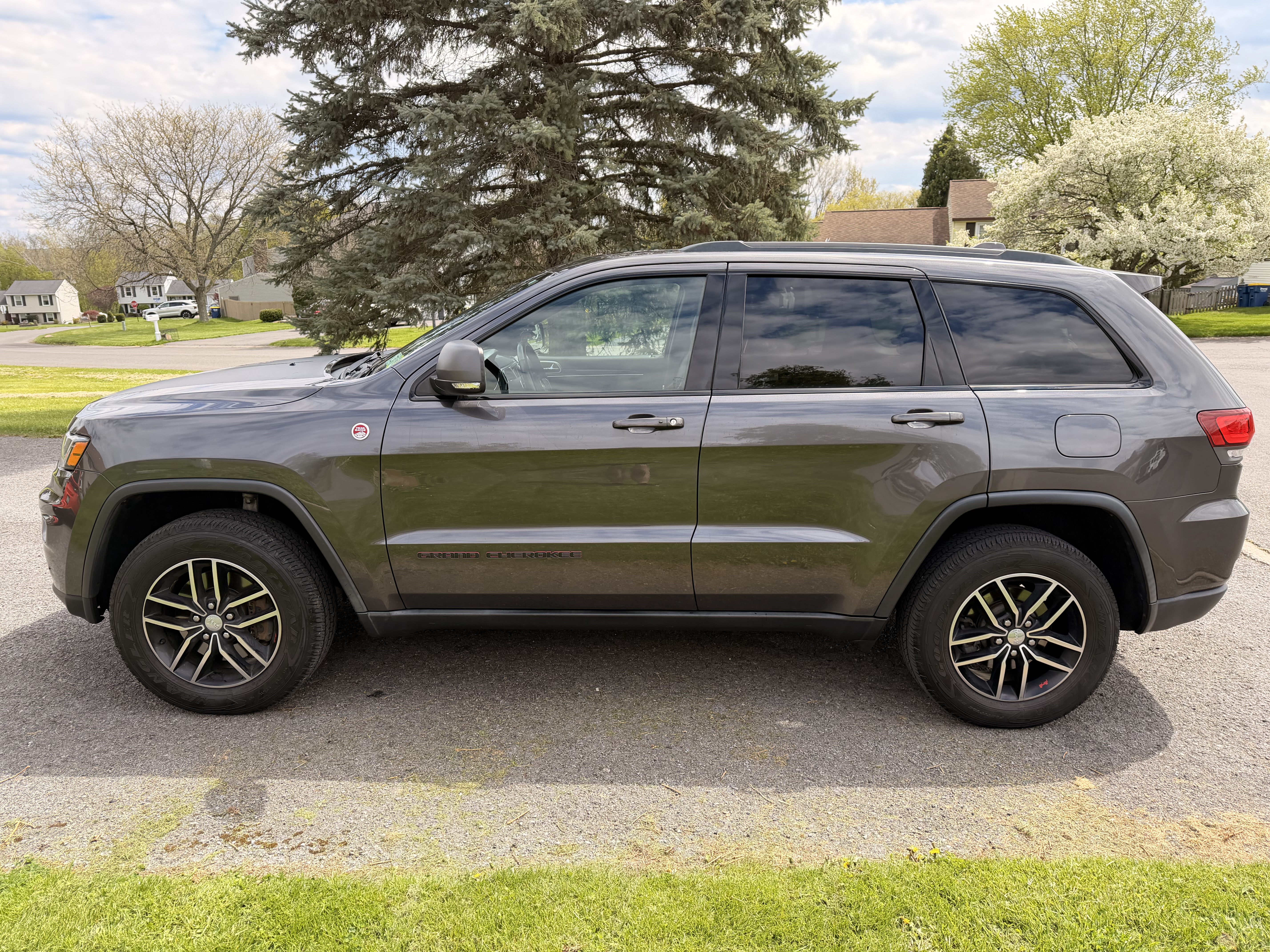 Used 2017 Jeep Grand Cherokee Trailhawk AWD/4WD image 2