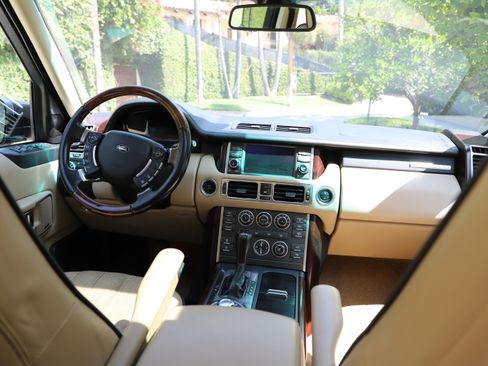 Used 2011 Land Rover Range Rover HSE image 8