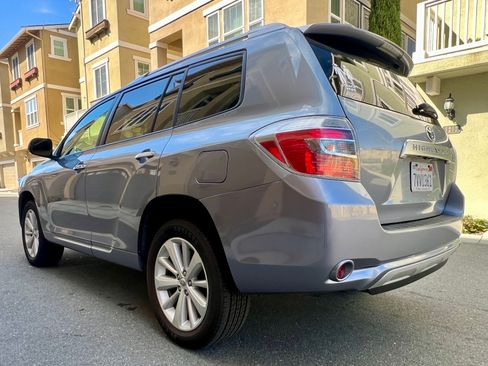 Used 2010 Toyota Highlander Hybrid Sport Utility 4D image 2