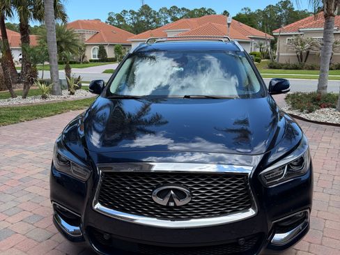 Used 2019 INFINITI QX60 Luxe w/ Sensory Package FWD image 2