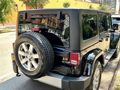 Used 2015 Jeep Wrangler Unlimited Sahara w/ Katzkin Premium Leather Group image 5