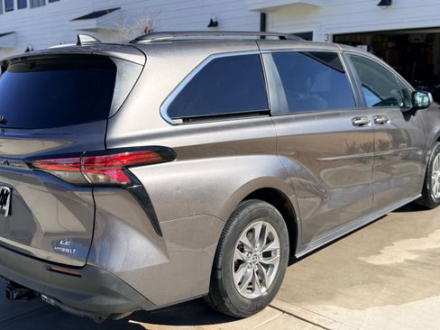 Used 2022 Toyota Sienna LE image 8