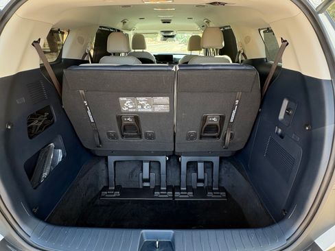 Used 2026 Kia Carnival EX image 11