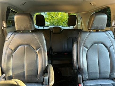 Used 2019 Chrysler Pacifica Touring-L FWD image 15