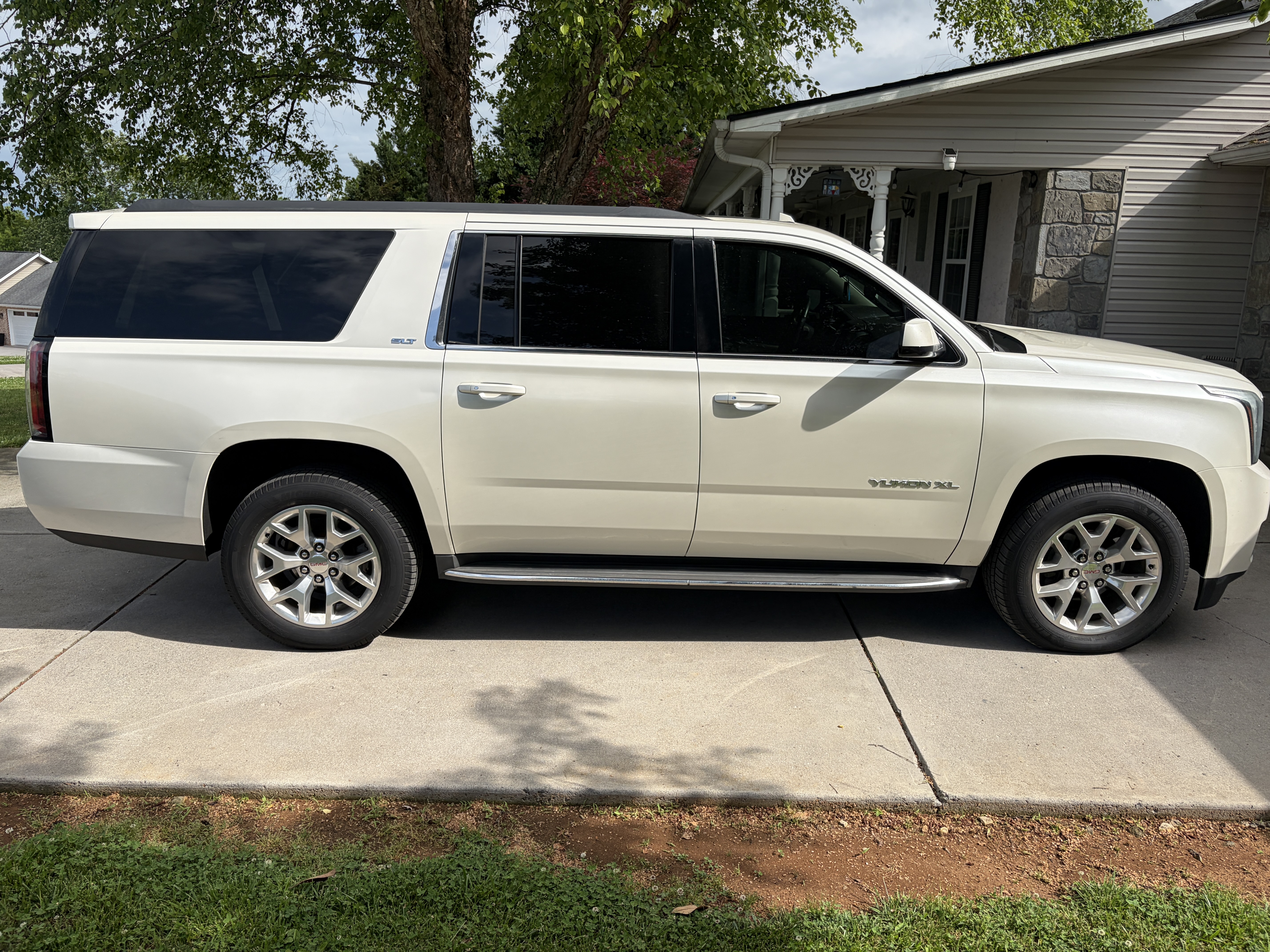 Used 2015 GMC Yukon XL SLT w/ Open Road Package AWD/4WD image 1