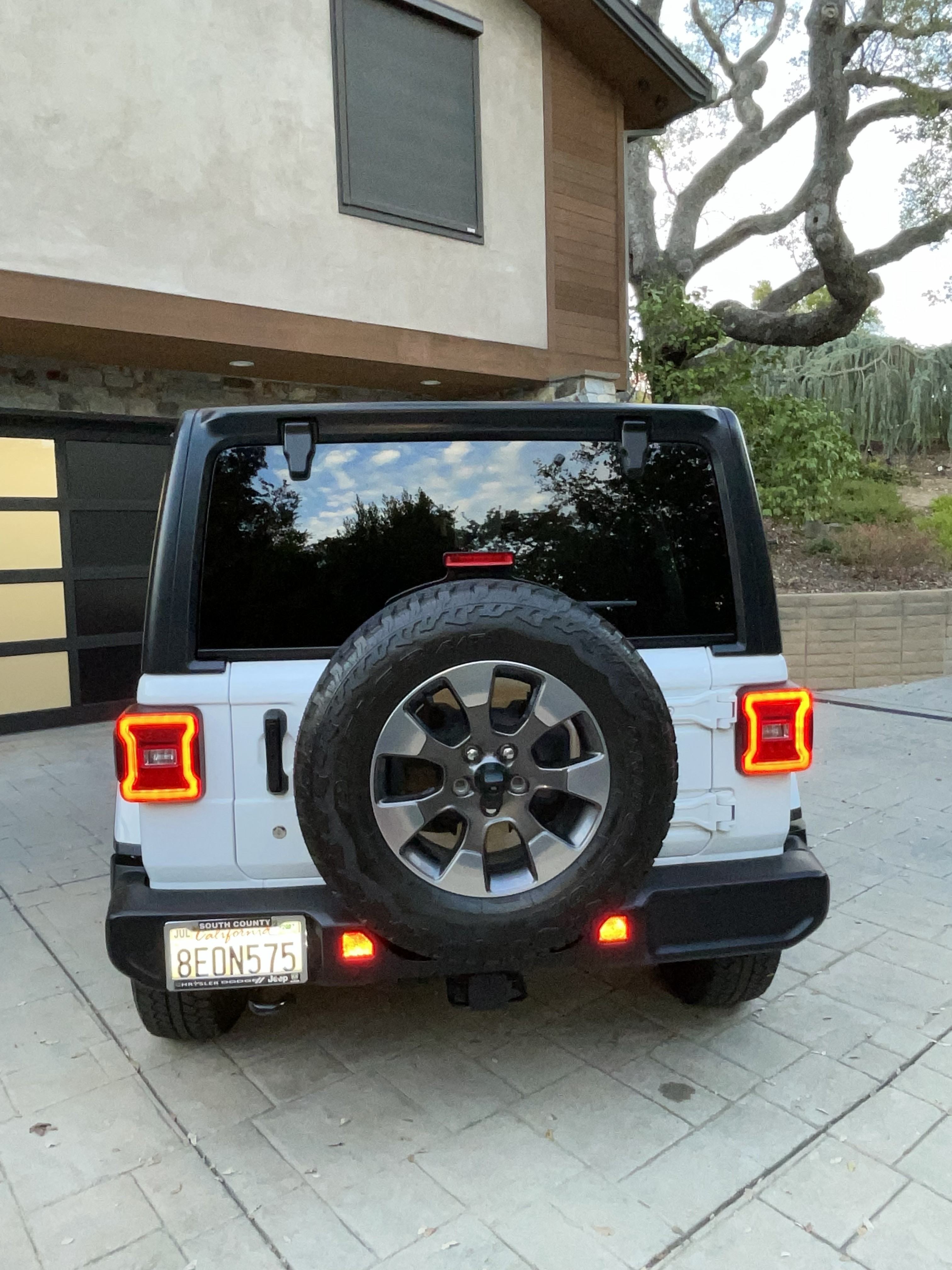 Used 2018 Jeep Wrangler Unlimited Sahara AWD/4WD image 8