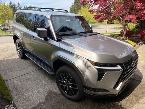 Used 2024 Lexus GX 550 w/ Accessory Package (Z1) AWD/4WD image 4