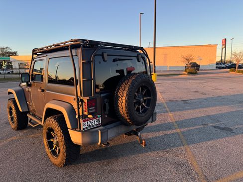 Used 2017 Jeep Wrangler Rubicon w/ Power Convenience Group image 6