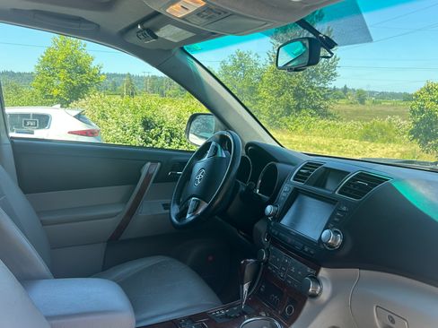 Used 2011 Toyota Highlander Limited w/ Tow Pkg AWD/4WD image 11