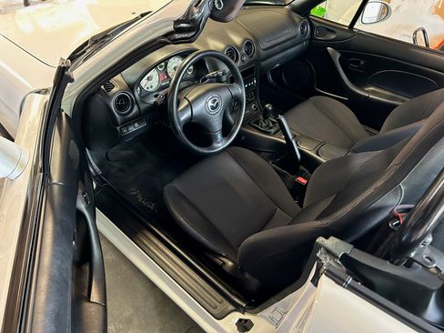 Used 2001 MAZDA MX-5 Miata RWD image 18