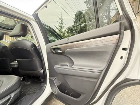 Used 2023 Toyota Highlander Platinum image 18