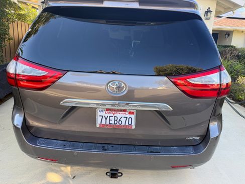 Used 2017 Toyota Sienna Limited image 4