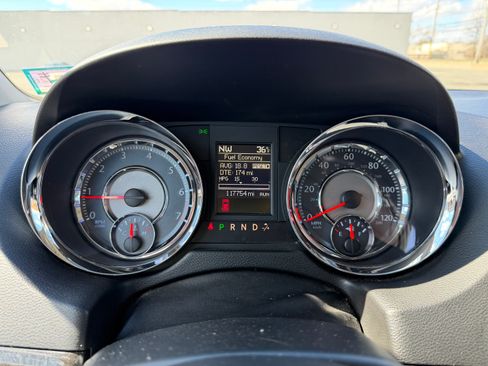 Used 2014 Chrysler Town & Country Touring image 16