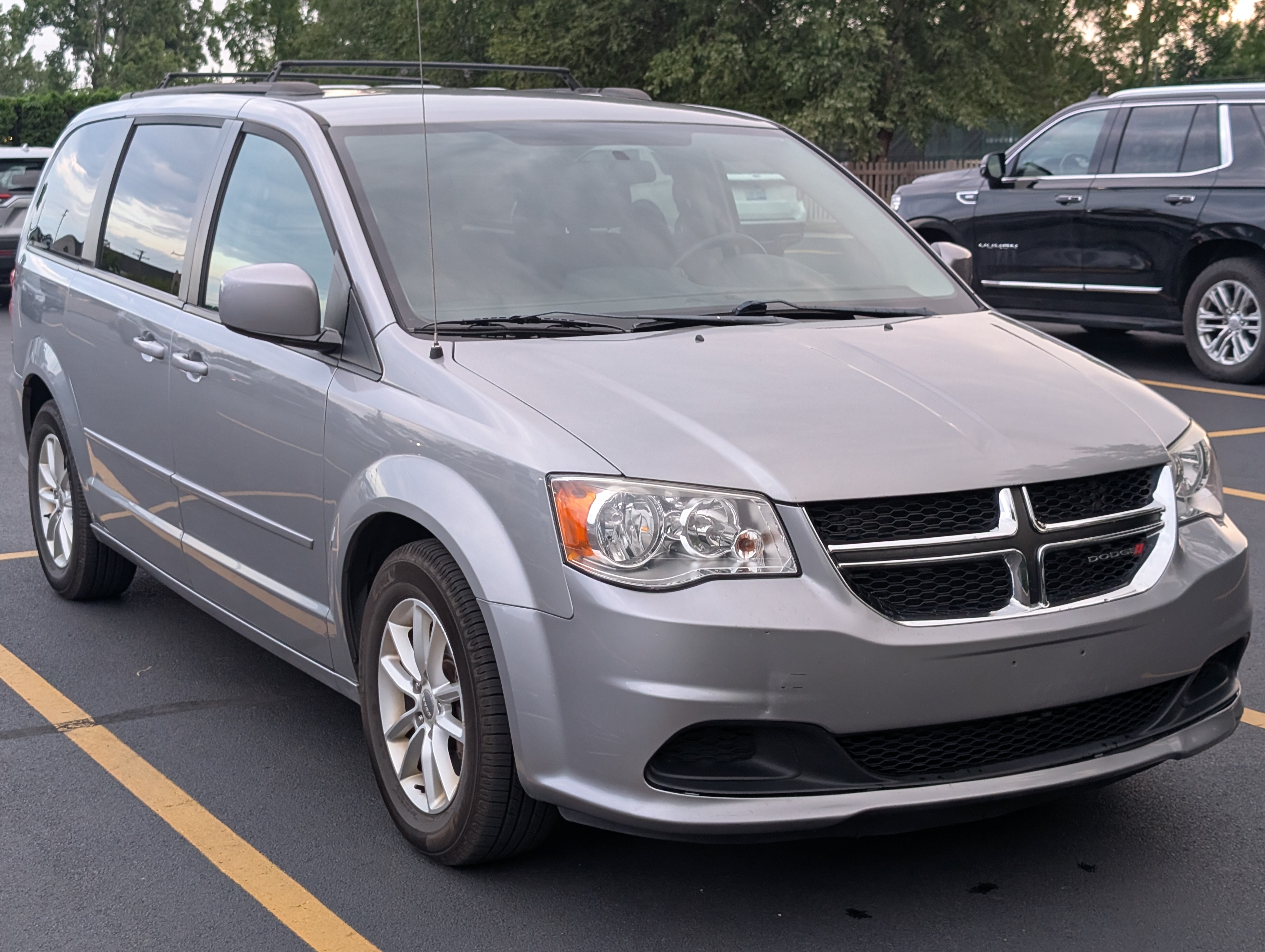 Used 2016 Dodge Grand Caravan SXT w/ Rear Park Assist Package FWD image 4