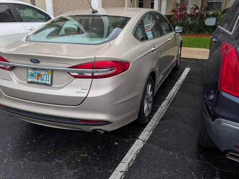 Used 2017 Ford Fusion SE w/ Fusion SE Technology Package image 5