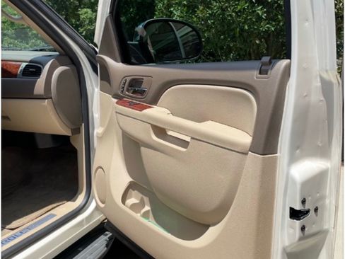 Used 2014 Chevrolet Tahoe LTZ RWD image 16