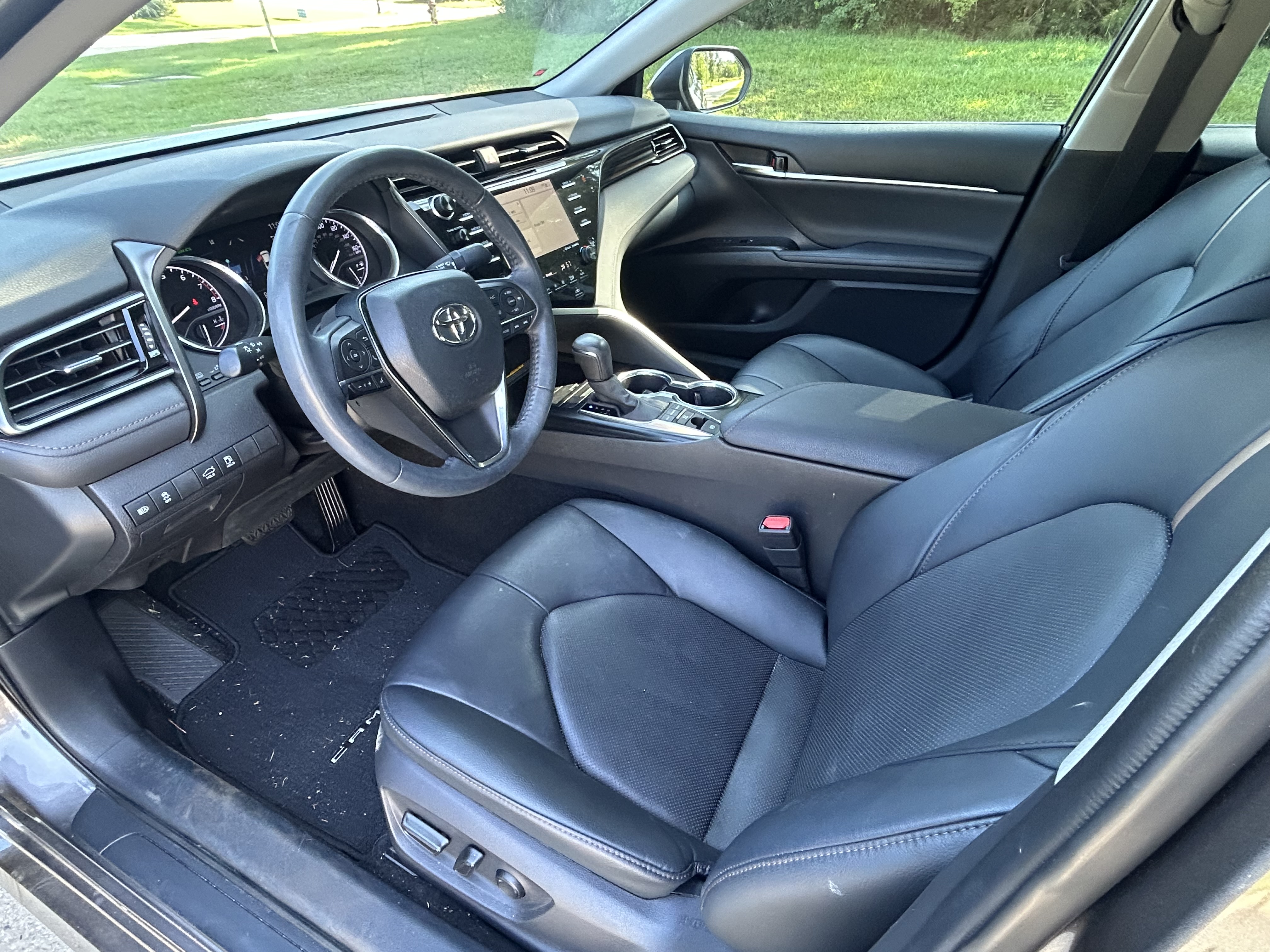 Used 2020 Toyota Camry XLE FWD image 2