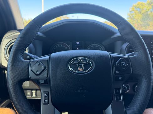 Used 2021 Toyota Tacoma TRD Off-Road w/ Technology Package AWD/4WD image 15
