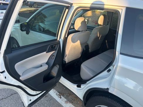 Used 2017 Subaru Forester 2.5i Premium image 11