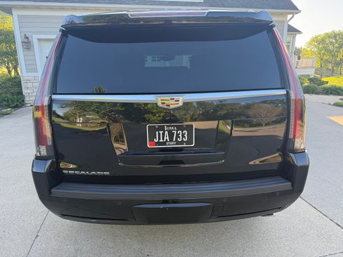 Used 2015 Cadillac Escalade Luxury AWD/4WD image 5
