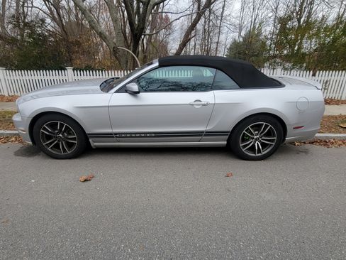 Used 2013 Ford Mustang Premium image 11