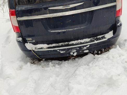 Used 2016 Chrysler Town & Country Touring image 1