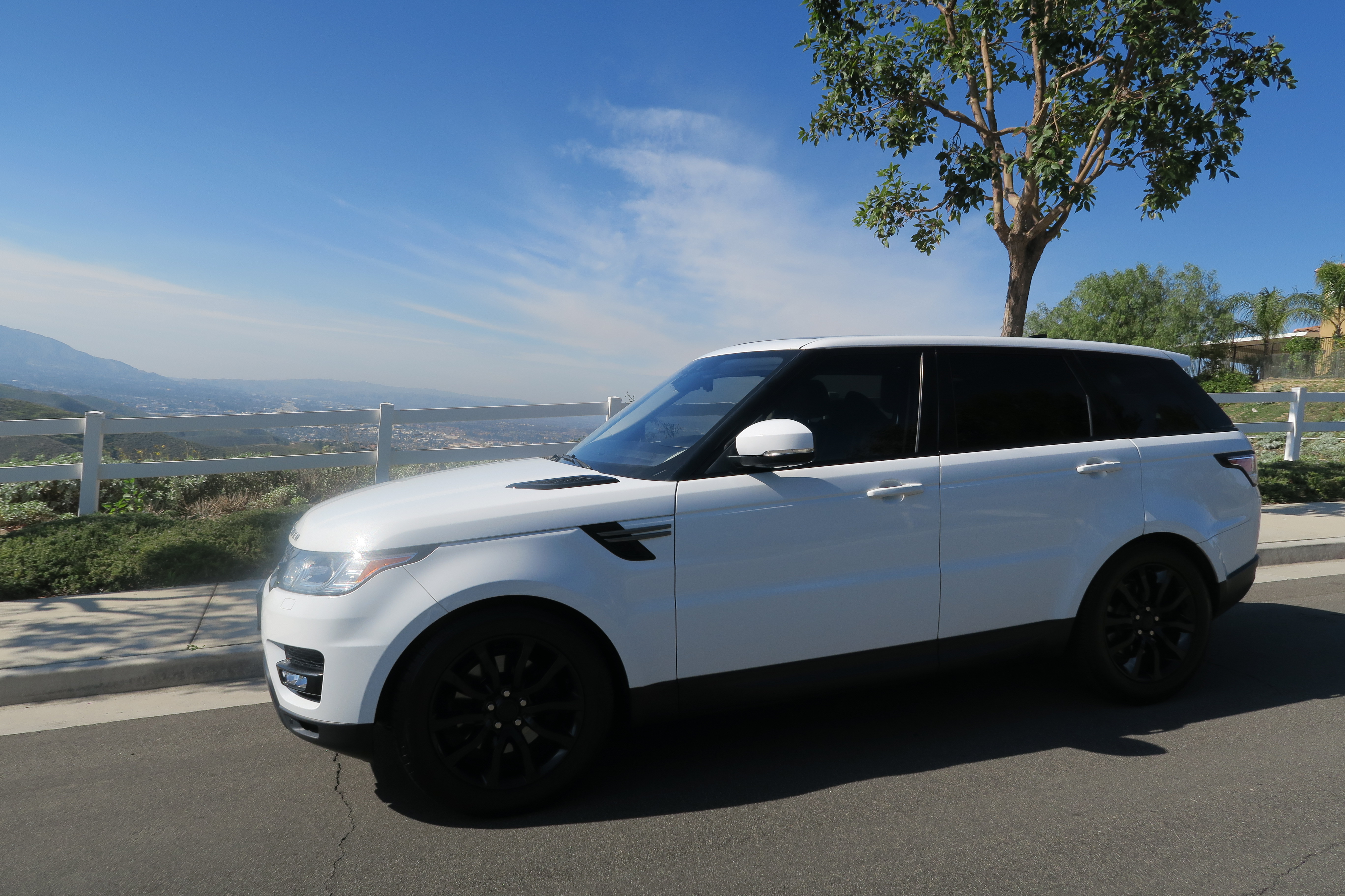 Used 2017 Land Rover Range Rover Sport SE AWD/4WD image 5