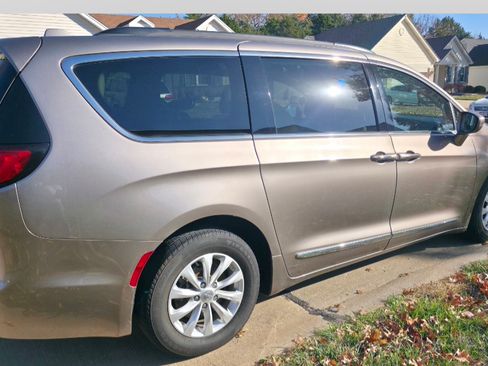 Used 2017 Chrysler Pacifica Touring-L image 6