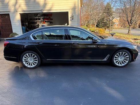 Used 2017 BMW 740i xDrive image 9