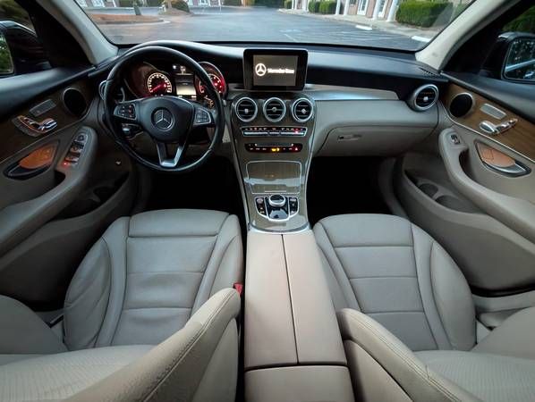 Used 2018 Mercedes-Benz GLC 300 w/ Premium Package image 10