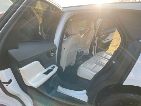 Used 2018 Jaguar F-PACE Prestige image 9