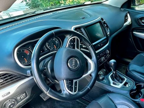 Used 2018 Jeep Cherokee Latitude Plus AWD/4WD image 5