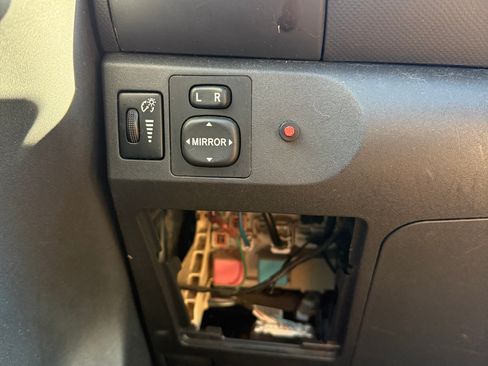 Used 2009 Toyota Yaris 4-Door Hatchback FWD image 9