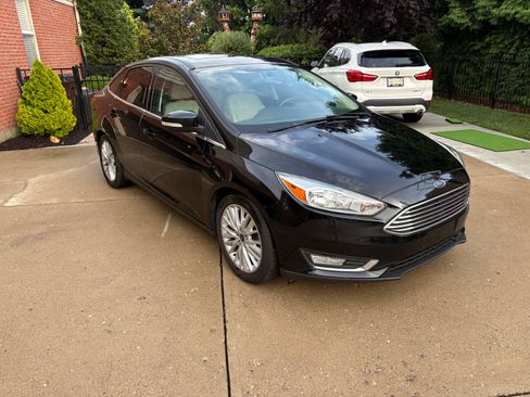 Used 2018 Ford Focus Titanium FWD image 2