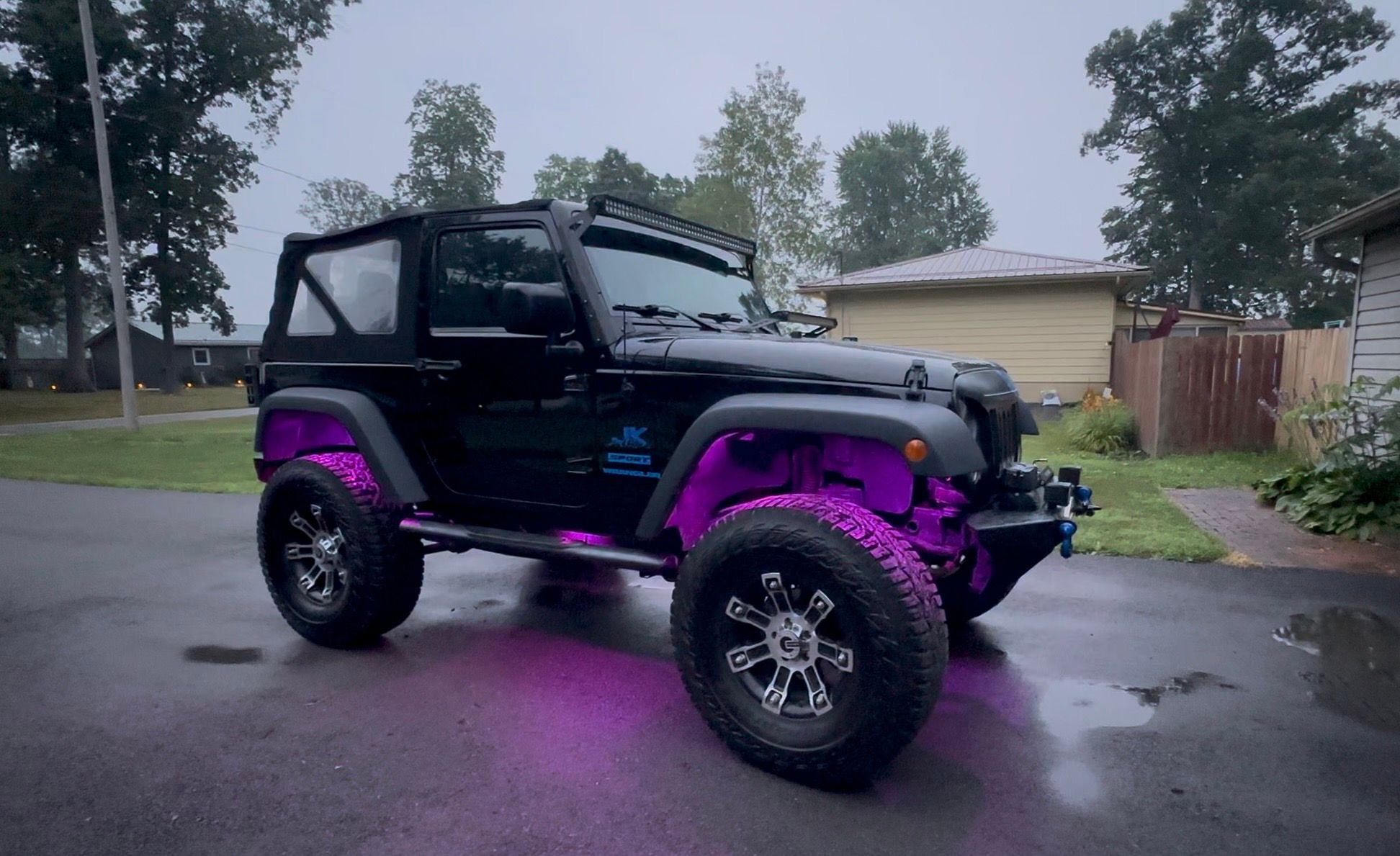 Used 2015 Jeep Wrangler Sport w/ Connectivity Group AWD/4WD image 19