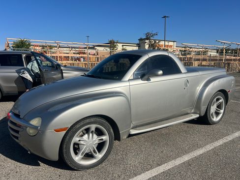 Used 2004 Chevrolet SSR w/ Preferred Equipment Group image 4
