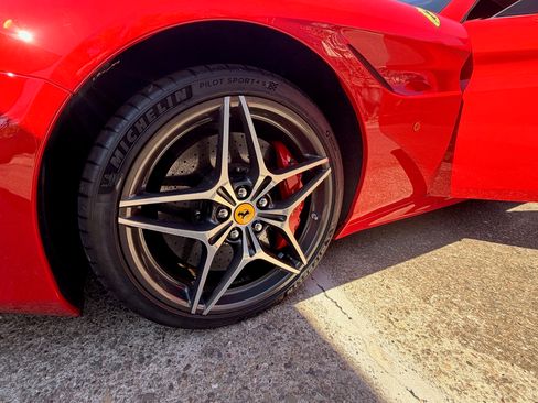 Used 2015 Ferrari California T image 9