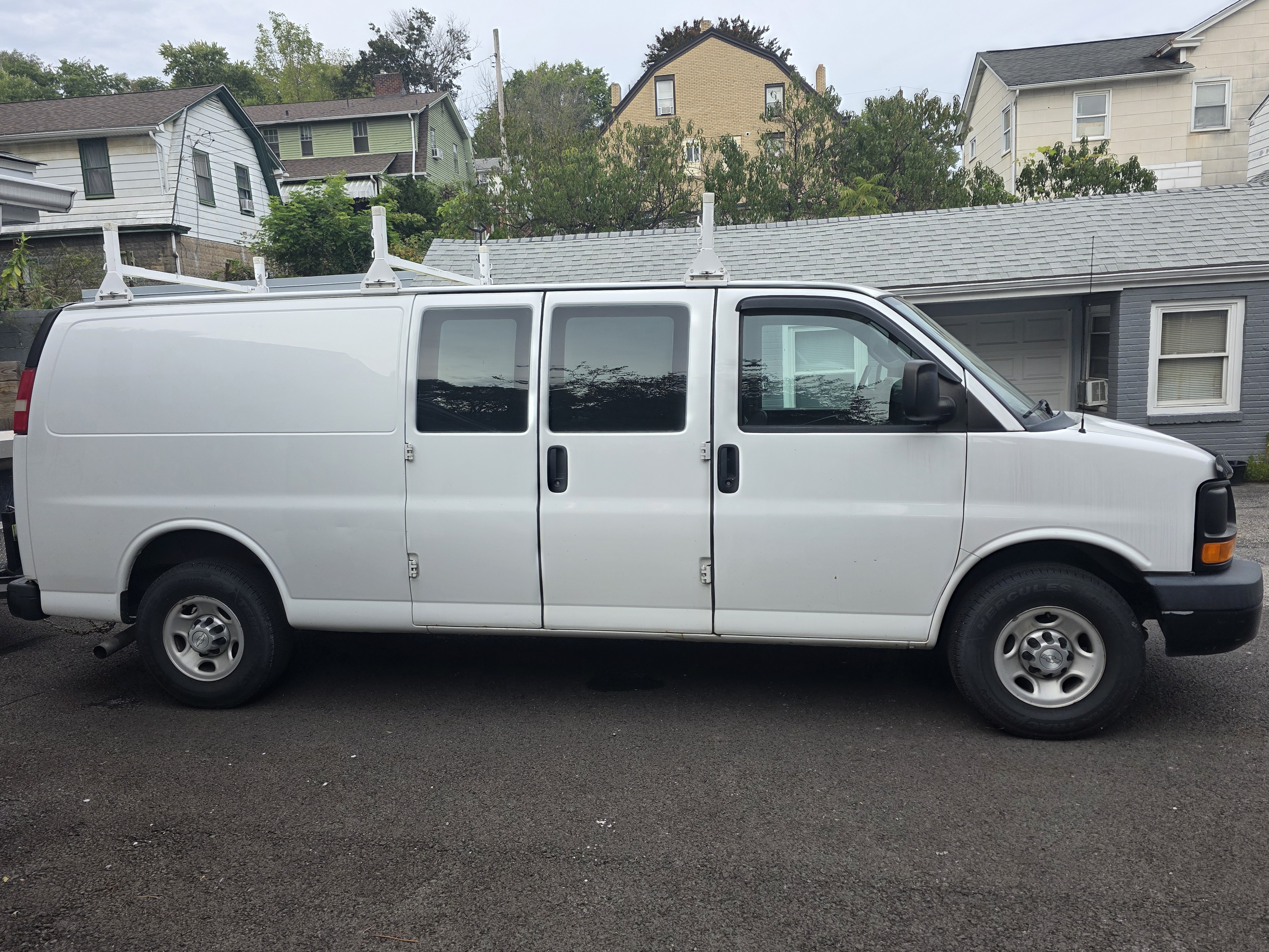 Used 2016 Chevrolet Express 3500 Extended RWD image 5